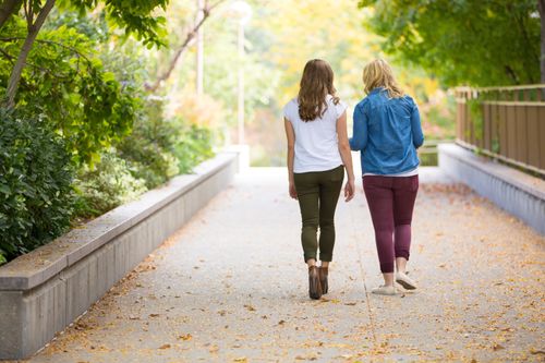 jeunes filles se promenant