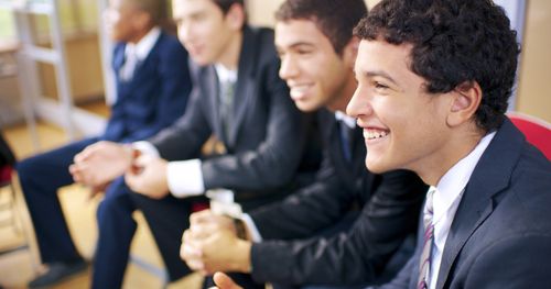 Hombres jóvenes en una clase