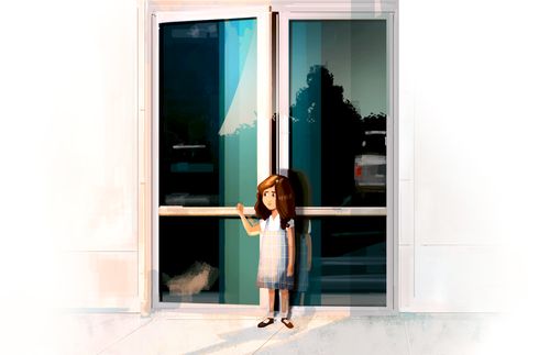 小女孩站在教堂外
