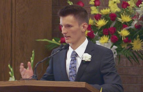 Zane Openshaw habla en el funeral