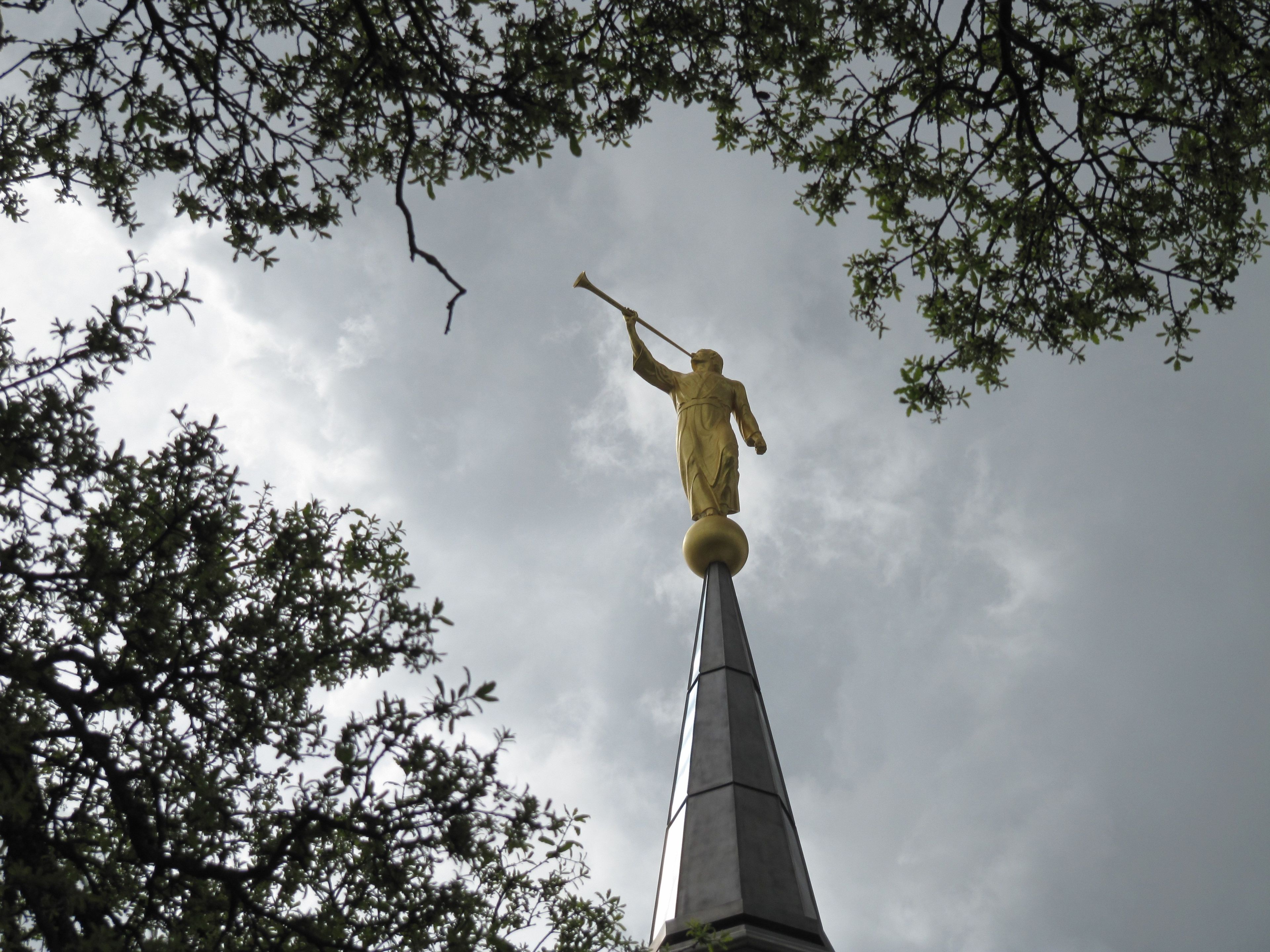 An image of the angel Moroni statue on top of the Sacramento California Temple.