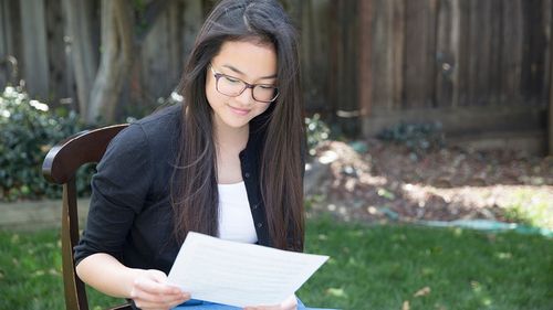 祝福師の祝福を読んでいる若い女性