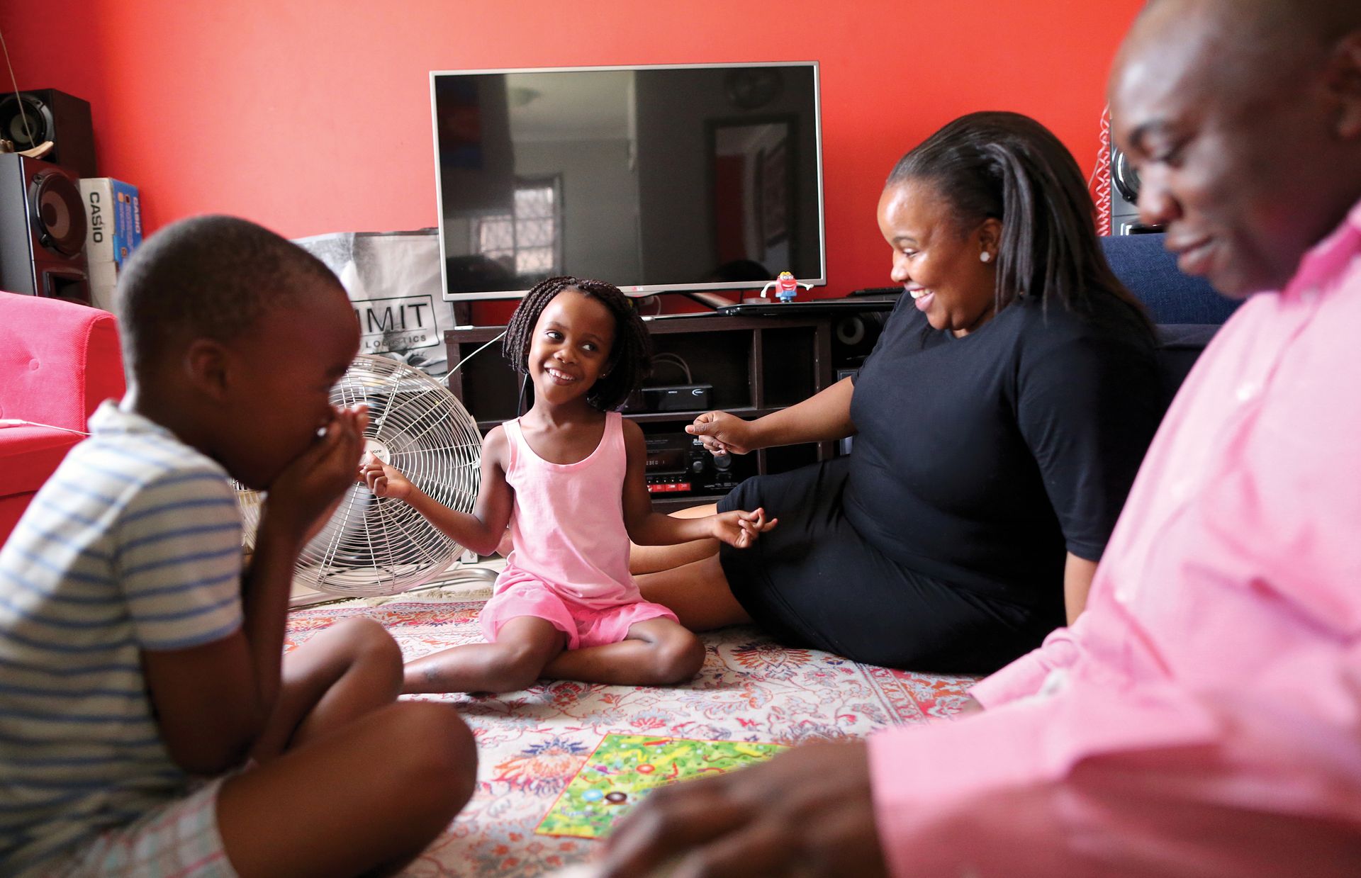 Семья Джири из Кейптауна, Южная Африка, любит проводить время вместе. Родители Таона (справа) и Аманды (в центре справа) играют в игры и делятся Евангелием со своими детьми, Тариро (в центре слева) и Тендай (слева).