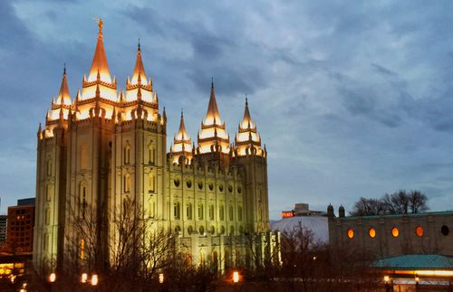 Salt Lake-templet upplyst igen