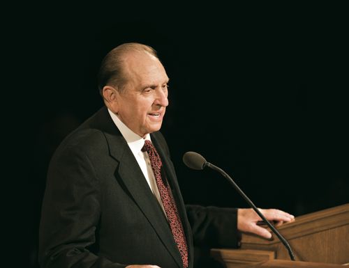 Thomas S. Monson speaking at the funeral for James E. Faust in the Salt Lake Tabernacle.