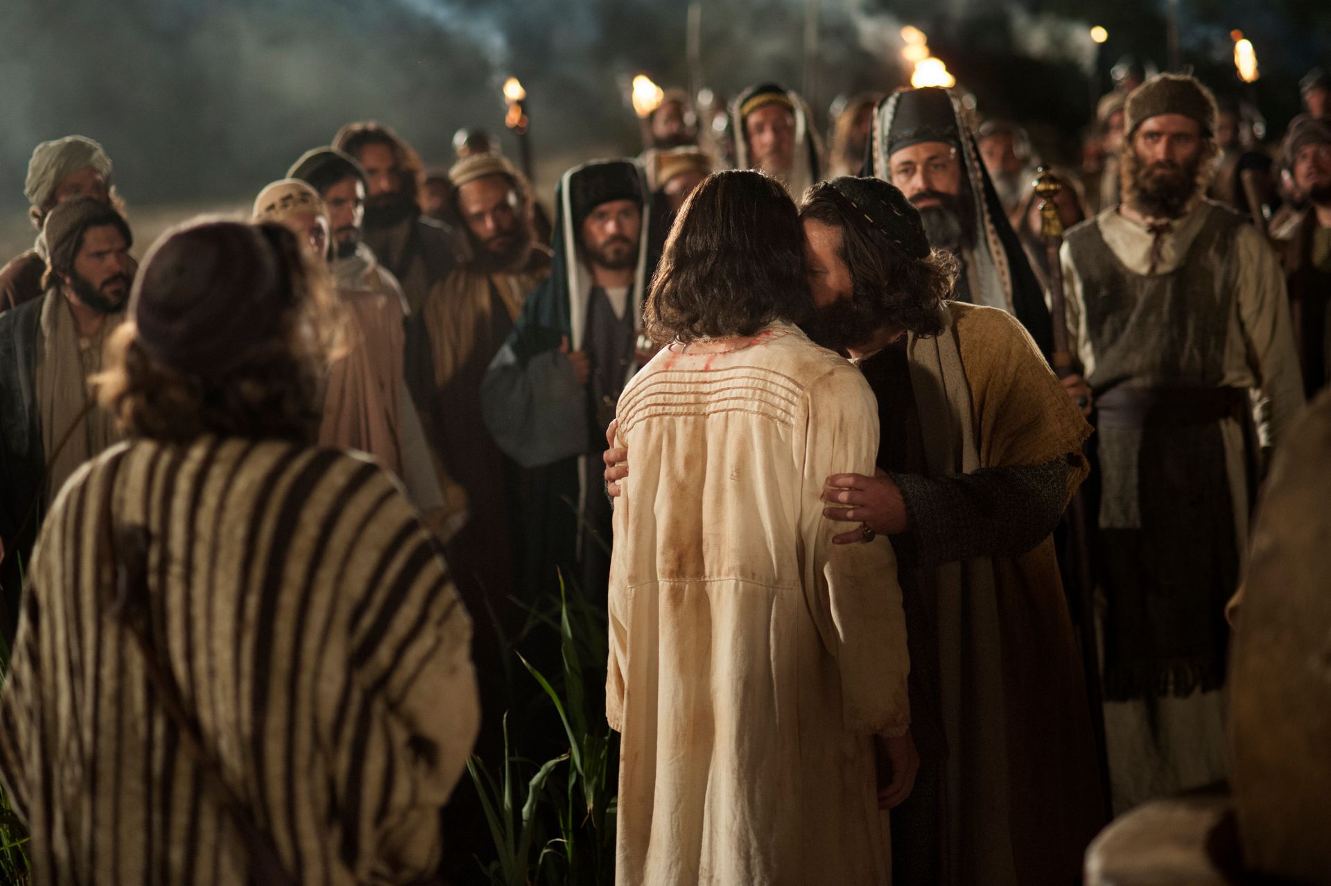 Judas le da a Cristo un beso en la mejilla como una señal para el soldado de que Jesús es quien debe ser arrestado.