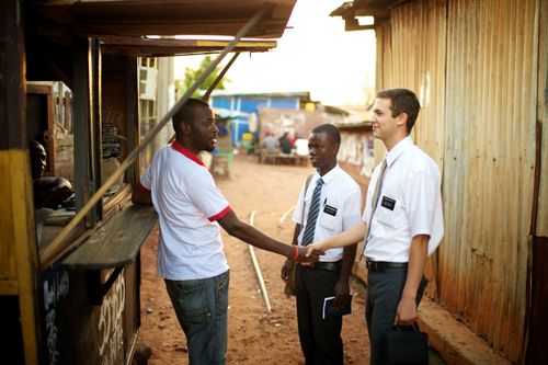 missionários conversando com um homem