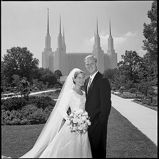 Un jeune couple au temple de Washington D.C. (États-Unis)