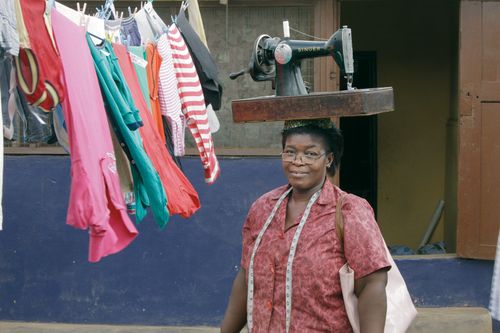 Femme cousant à la machine