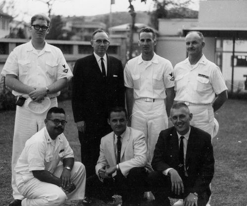 Gordon B. Hinckley con un grupo de militares del Kitty Hawk.