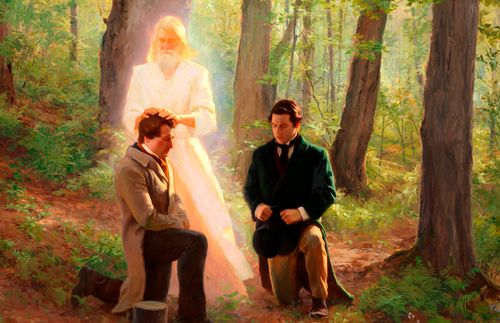 Johannes der Täufer legt Joseph Smith die Hände auf, während dieser kniet und Oliver Cowdery neben ihm kniet