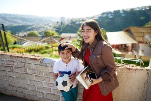 jóvenes sonriendo