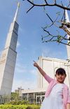 Dziewczynka wskazująca na Świątynię Tajpej na Tajwanie