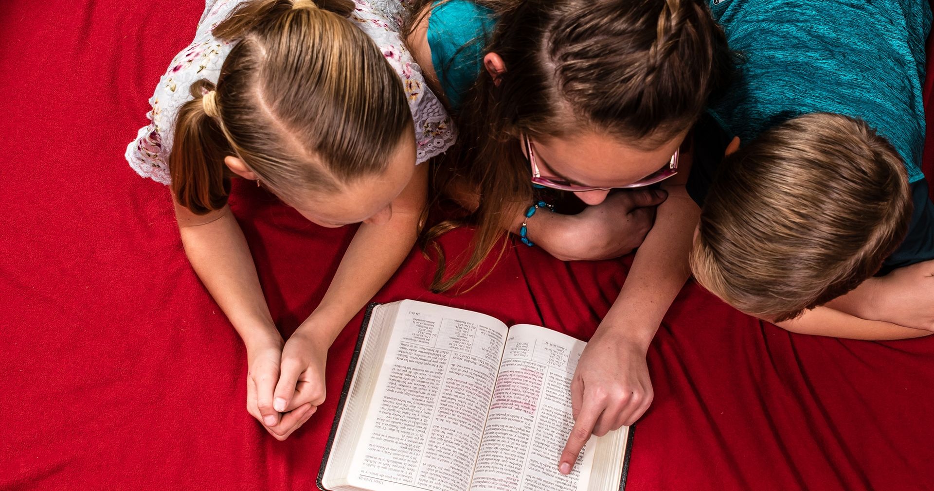 Primary children read the Book of Mormon.