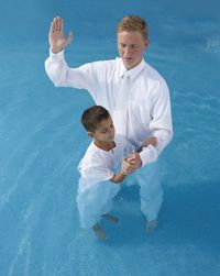 〔バプテスマを受ける少年の画像〕