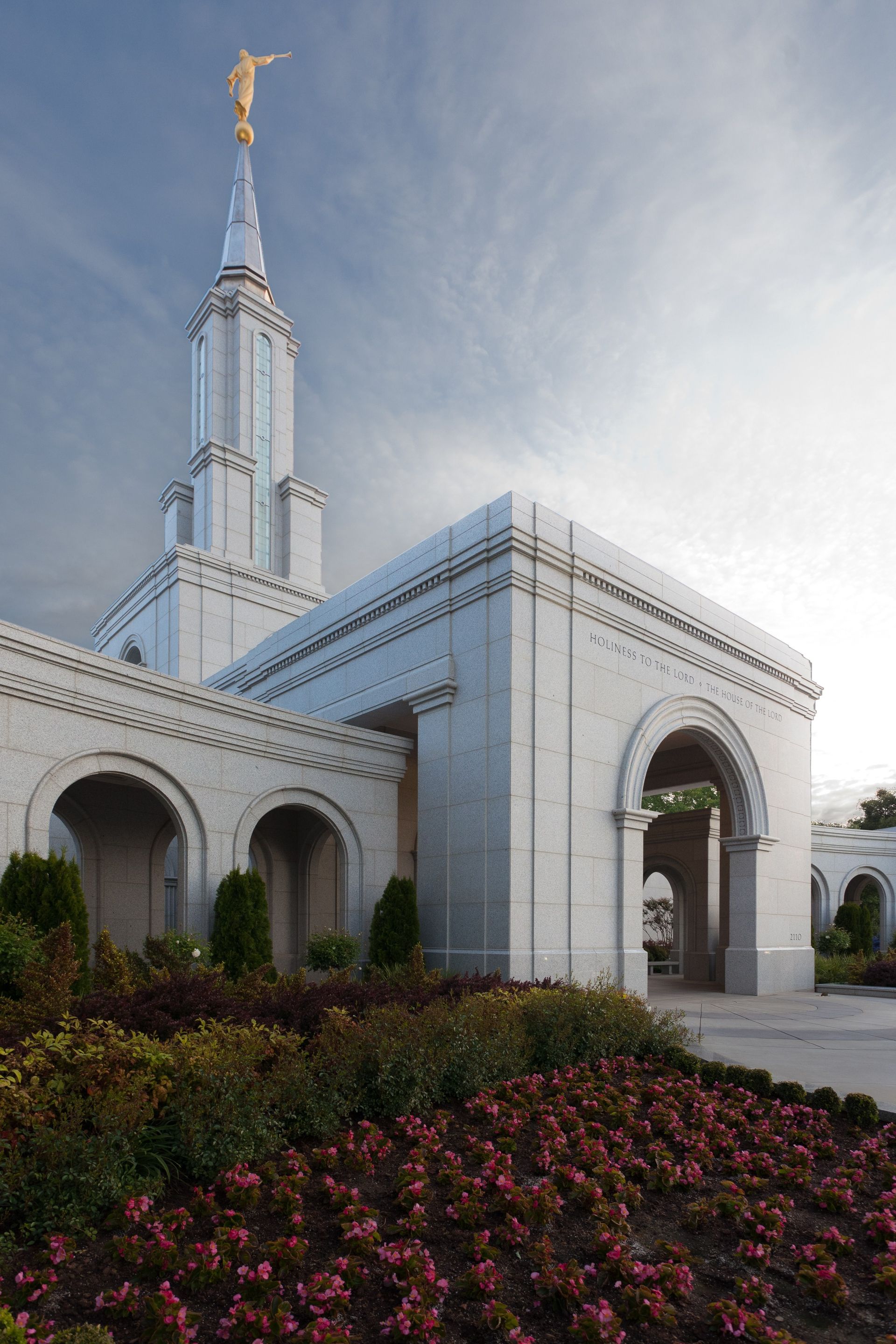The Sacramento California Temple entrance, including the scenery and spire.