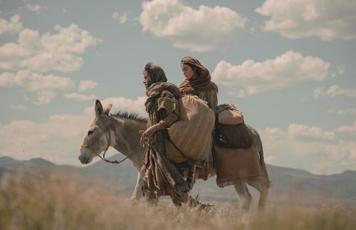 演员骑在驴上，扮演约瑟和马利亚