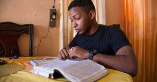 um jovem estudando as escrituras