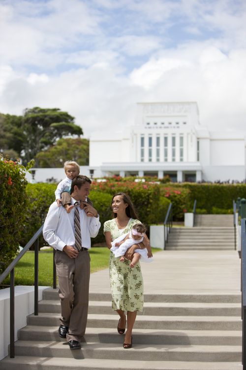 ハワイ州ライエ神殿のそばに集まる若い家族
