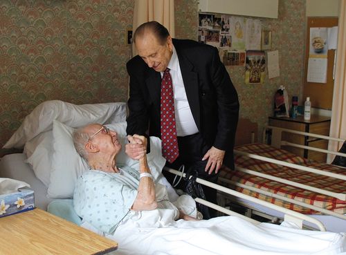 president Monson se zdraví s mužem v nemocnici