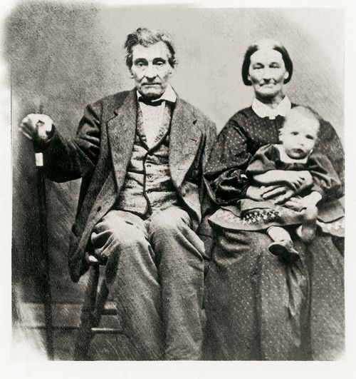 James y Drusilla D. Hendricks con un niño