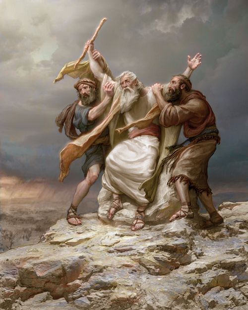 Dois homens sustentam as mãos de Moisés