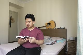 en ung mand studerer skrifterne
