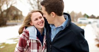 una joven pareja caminando juntos