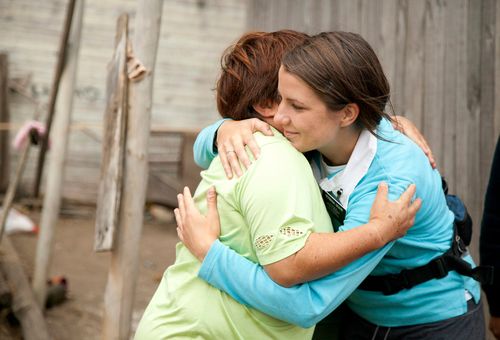 dos mujeres dándose un abrazo