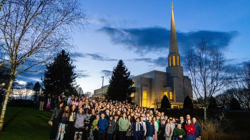 Giovani al Tempio di Preston, Inghilterra.