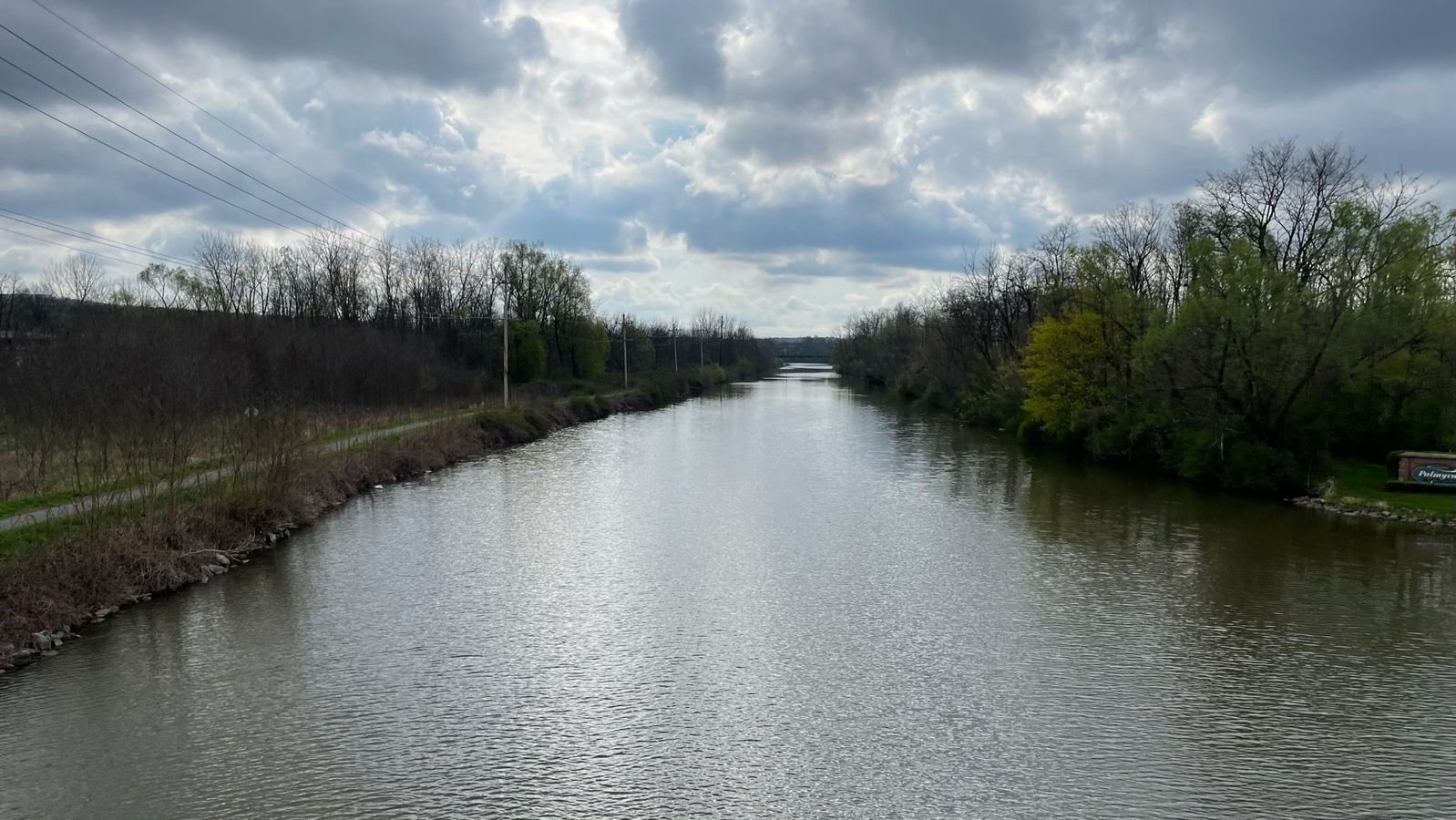 Birds-eye view of a canal. 