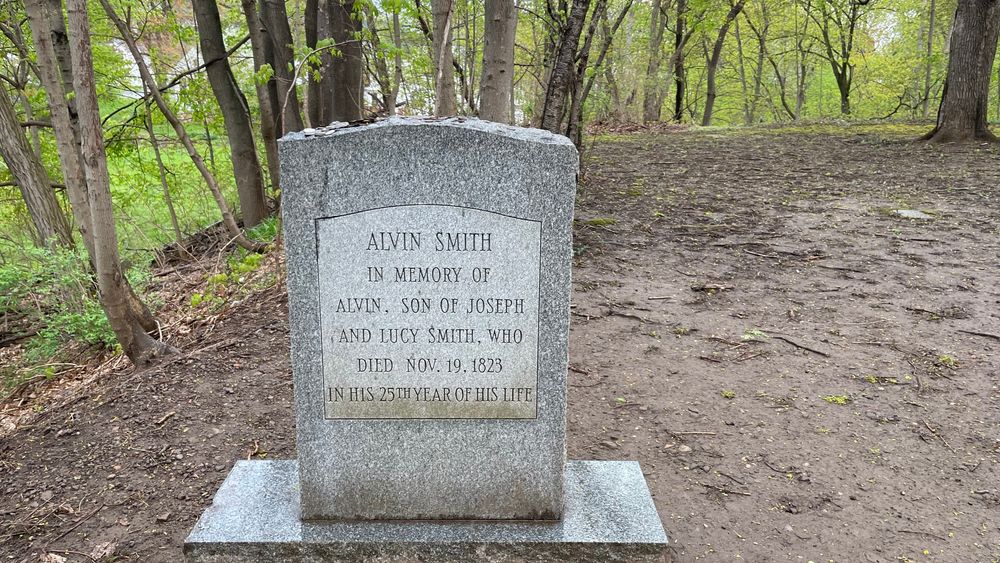 An engraved granite headstone which reads ‘Alvin Smith, in memory of Alvin, son of Joseph and Lucy Smith, who died Nov. 19, 1823, in his 25th year of his life.’ 